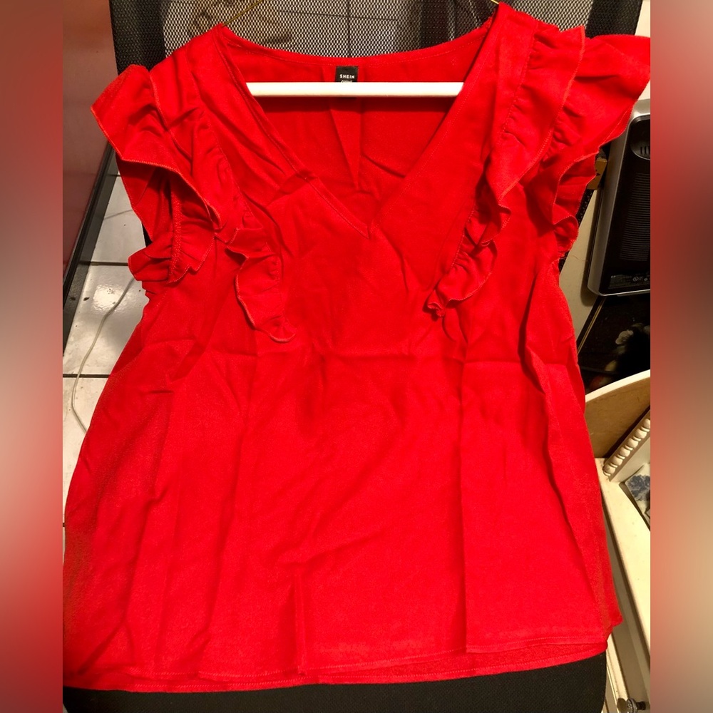 Shein Curve Sleevless V Neck Blouse. Red size XXL